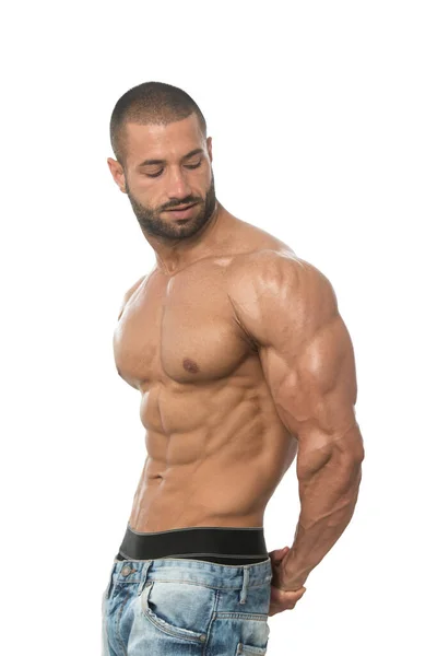 Porträt eines Bodybuilders, der vor weißem Hintergrund posiert — Stockfoto