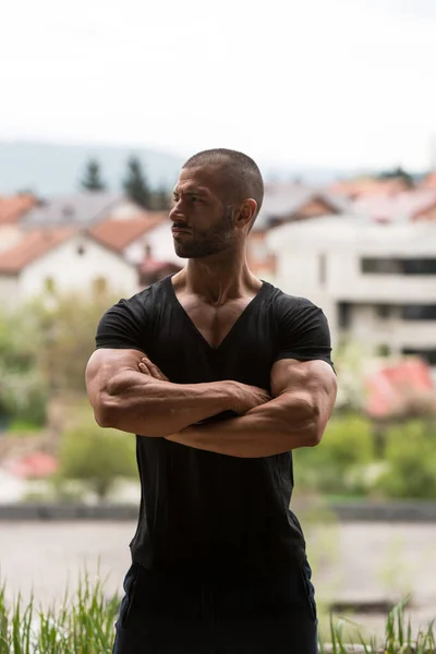 Mann posiert im Freien — Stockfoto