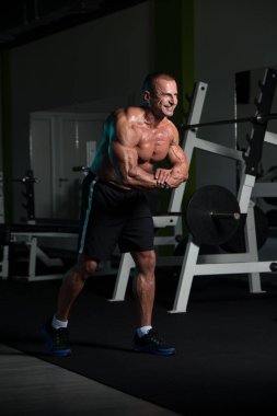 Spor salonunda güçlü duran