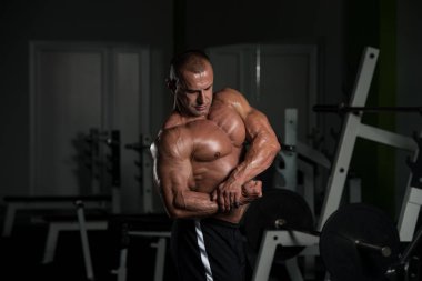 Olgun Adam Kaslarını Esnetiyor