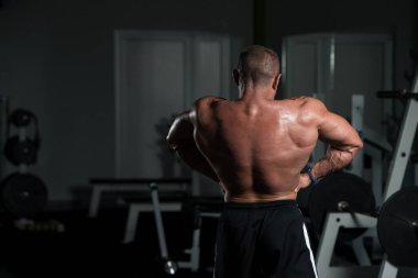 Olgun Adam Kaslarını Esnetiyor