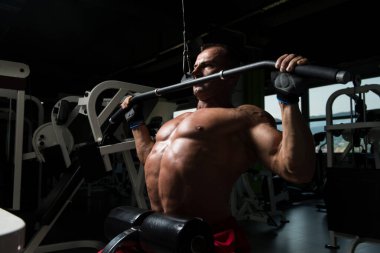 Bel için ağır egzersiz yaparak atlet