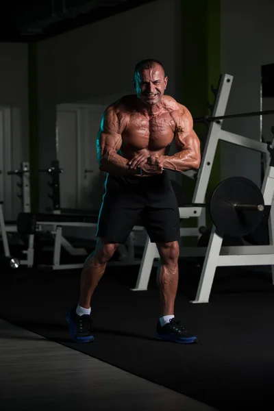 Mature Bodybuilder Flexing Muscles — Stock Photo, Image