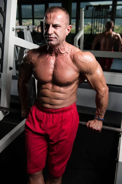 Homme musculaire après l'exercice se reposant dans la salle de gym — Photo