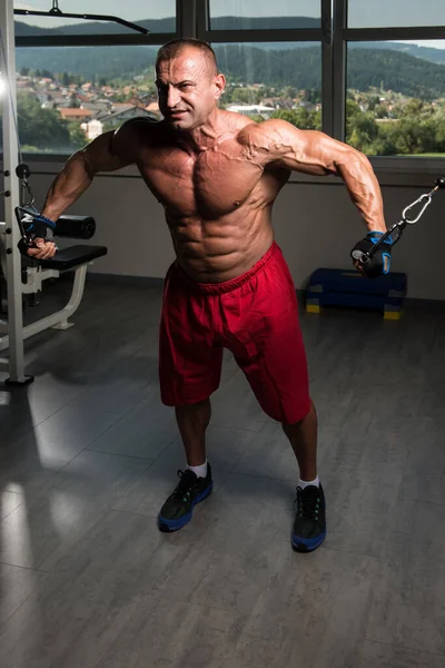 Bröst träning kabel Crossover i Gym — Stockfoto