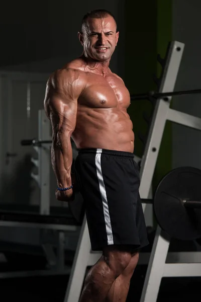 Mature Bodybuilder Flexing Muscles — Stock Photo, Image