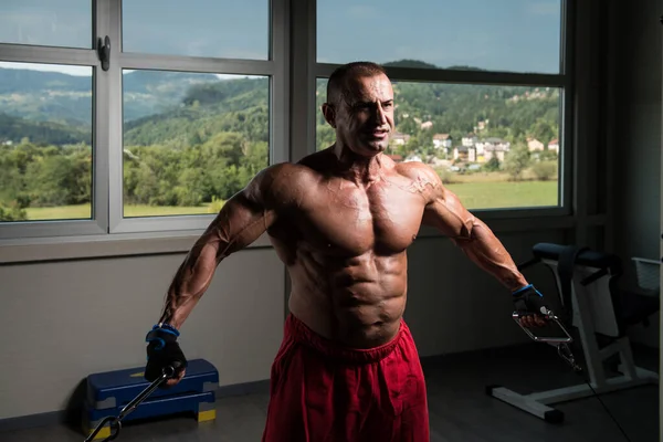 Crossover de cable de entrenamiento en el pecho en el gimnasio — Foto de Stock