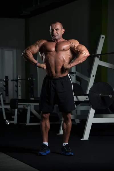 Mature Bodybuilder Posing Biceps After Exercises — Stock Photo, Image