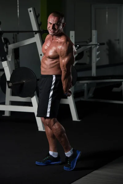 De pie fuerte en el gimnasio — Foto de Stock