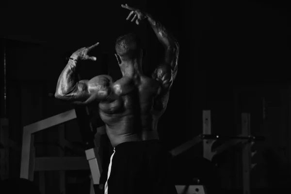 Ώριμος Bodybuilder στέκεται στο γυμναστήριο — Φωτογραφία Αρχείου