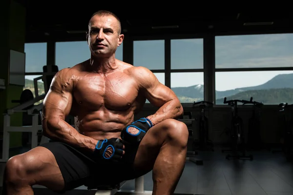 Muscular Man After Exercise Resting In Gym — Stock Photo, Image