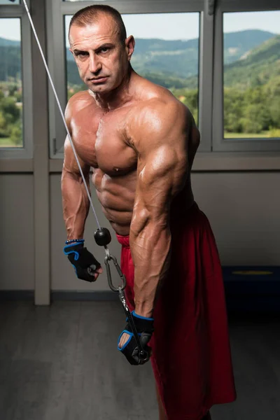 Bodybuilder trainiert Trizeps — Stockfoto