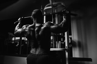 Spor salonunda egzersiz vücut geliştirmeci