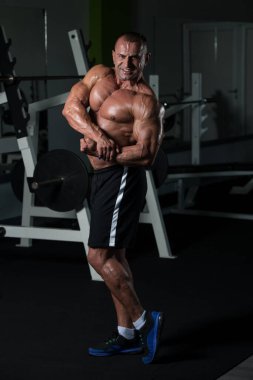 Spor salonunda güçlü duran