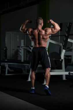 Olgun Vücut Geliştirici Esneyen Kaslar