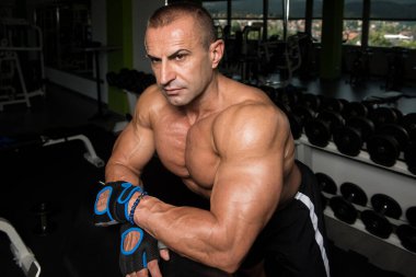 Dinlenme salonunda egzersiz sonrası kas adam