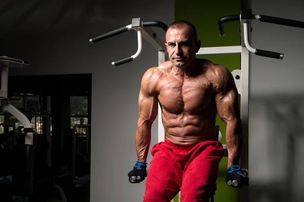 Parallelle staven oefening voor de Triceps en borst — Stockfoto