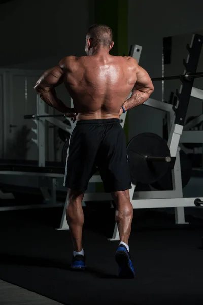 De pie fuerte en el gimnasio — Foto de Stock