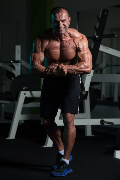 De pie fuerte en el gimnasio — Foto de Stock