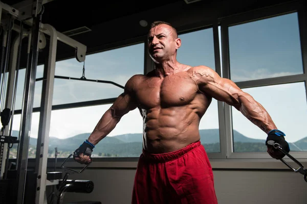 Crossover de cable de entrenamiento en el pecho en el gimnasio — Foto de Stock