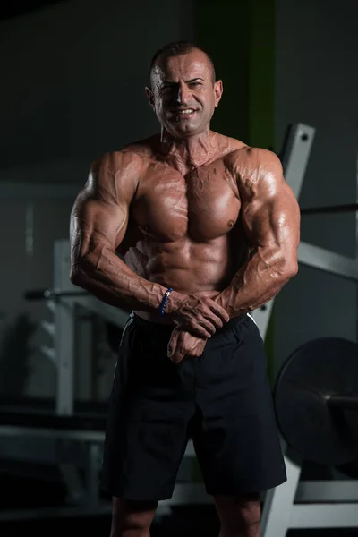 肉体的にフィットする筋肉成熟した男の肖像 — ストック写真