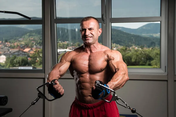 Atleta está trabajando Crossover de cable de entrenamiento en el pecho — Foto de Stock