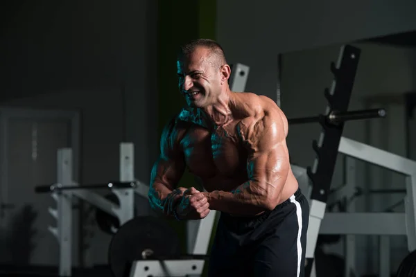 Reifer Bodybuilder posiert nach Übungen mit Bizeps — Stockfoto
