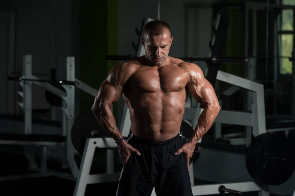 一个体格健康的肌肉成熟男人的画像 — 图库照片