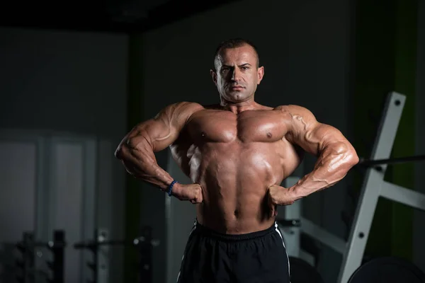 Mature Bodybuilder Standing In The Gym — Stock Photo, Image