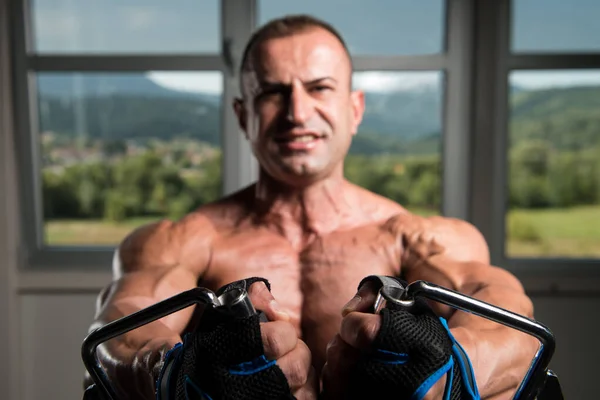 Bröst träning kabel Crossover i Gym — Stockfoto