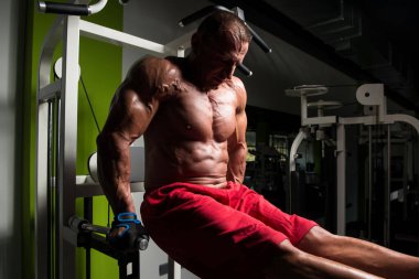 Triceps ve göğüs egzersiz paralel Bar