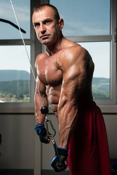 Kulturista dělat těžké váze cvičení pro triceps — Stock fotografie