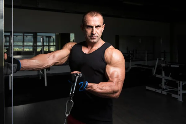 Bodybuilder trainiert Bizeps — Stockfoto