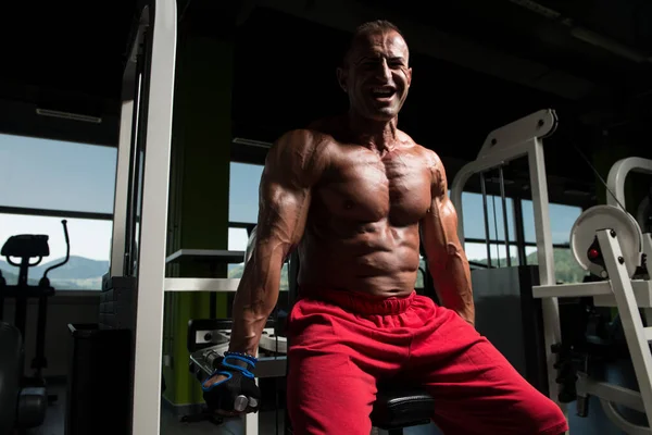 Muscular Model Doing Heavy Weight Exercise For Trapezius — Stock Photo, Image