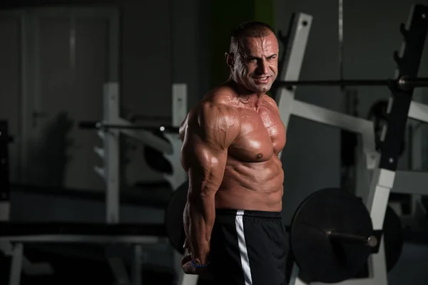 Uomo maturo flessibile muscoli — Foto Stock