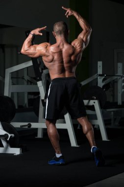 Olgun Vücut Geliştirici Esneyen Kaslar