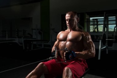 Spor salonunda egzersiz vücut geliştirmeci