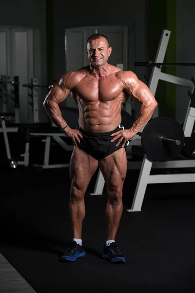 肉体的にフィットする筋肉成熟した男の肖像 — ストック写真