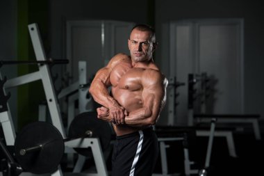 Olgun vücut geliştirici Salonda duruyor