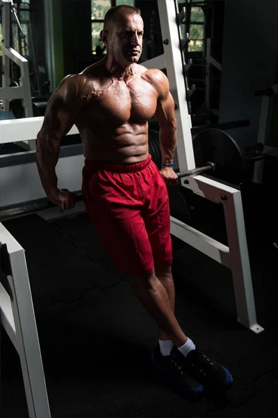 Muskulös Man efter träning i Gym — Stockfoto