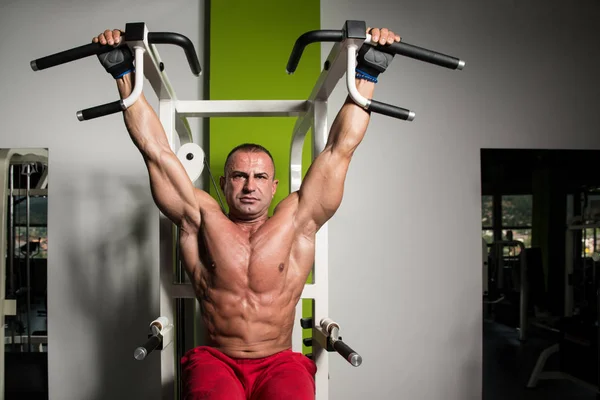 Mature Man Performing Hanging Leg Raises Exercise — Stock Photo, Image