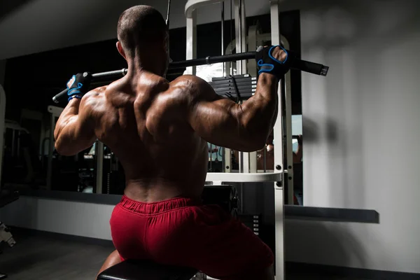 Homem muscular fazendo exercício de peso pesado para as costas — Fotografia de Stock