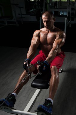 Bel için ağır egzersiz yaparak atlet