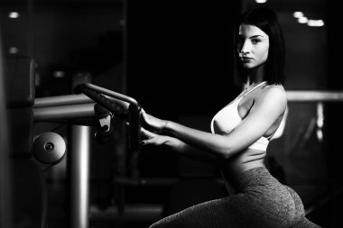 Spor salonunda spor kadın uzanıyor