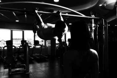 Kişisel antrenör ile pull-up çalışmaları yapan erkek