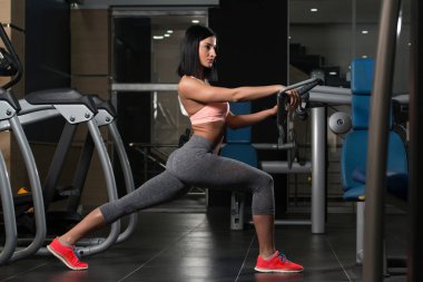 Spor salonunda spor kadın uzanıyor