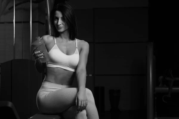 Frauen trinken Wasser aus Shaker — Stockfoto