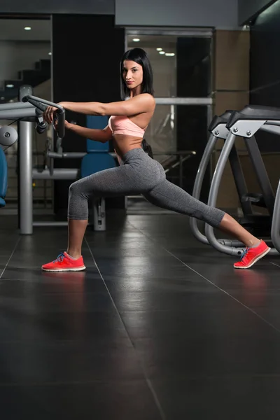 Joven deportivo ajuste mujer estiramientos en gimnasio — Foto de Stock