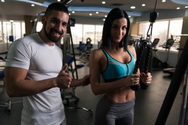 Triceps onun kişisel antrenör ile egzersiz kadın