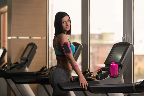 Kobiety fitness, ćwiczenia na bieżni — Zdjęcie stockowe